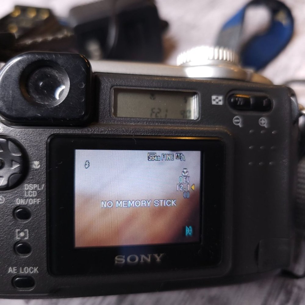 Sony Cybershot 3.3 Megapixel Digital Camera with 8MB Sony Memory Stick - Picture 3 of 14